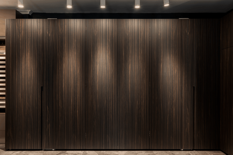 В качестве основы выбрали шпон копченого Дуба (Дуб Termico). За счет дополнительной обработки он имеет богатый темный цвет и устойчив к ультрафиолетовому излучению (противодействие выгоранию).