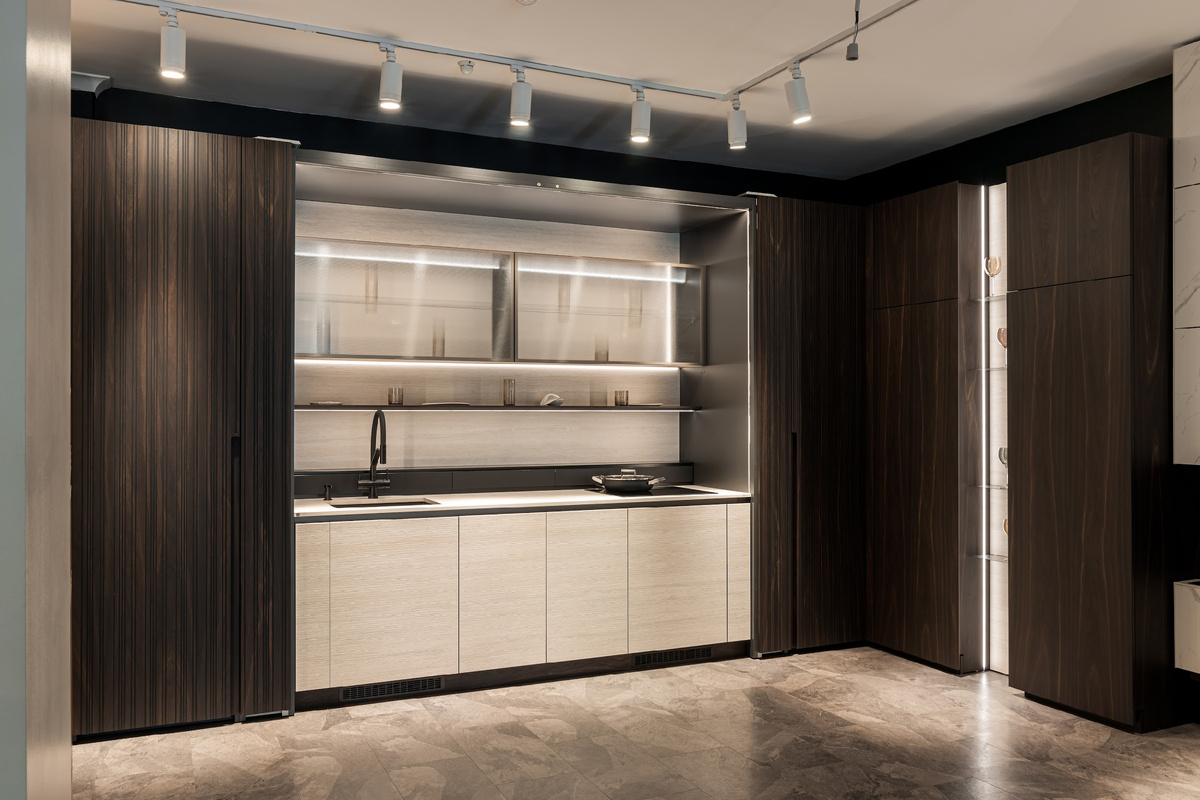 В качестве основы выбрали шпон копченого Дуба (Дуб Termico). За счет дополнительной обработки он имеет богатый темный цвет, устойчив к ультрафиолетовому излучению (противодействие выгоранию) и эластичен. 