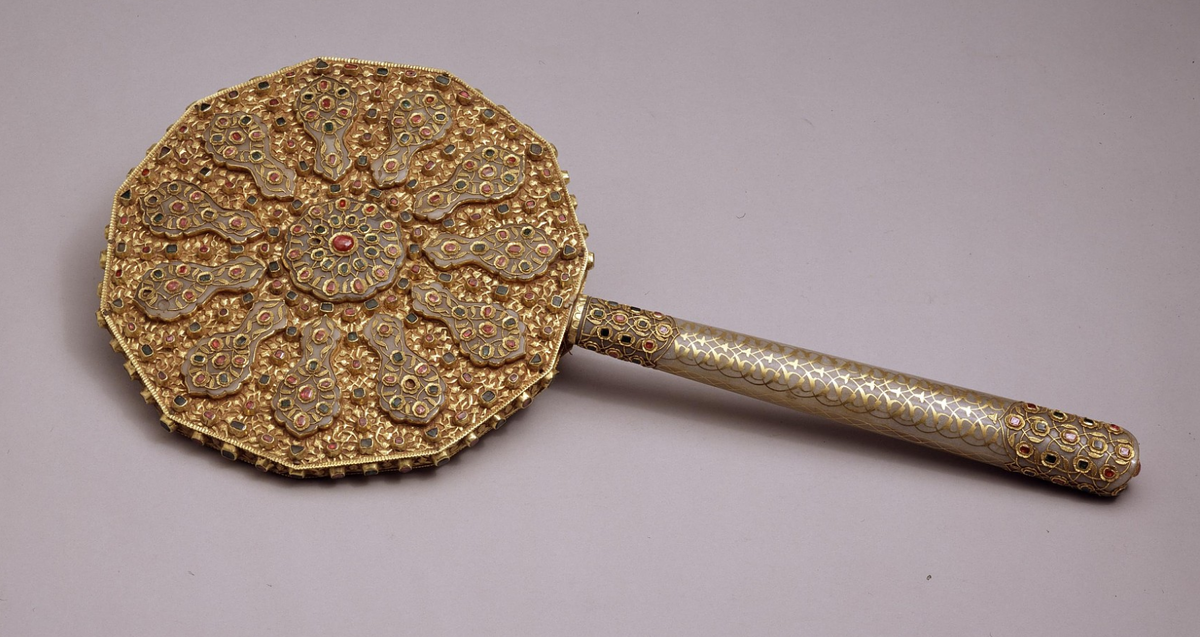 Зеркало царицы Евдокии Лукьяновны. Турция, Стамбул, конец XVI — начало XVII в.
Золото, камни драгоценные, нефрит, зеркало. Резьба, чеканка, инкрустация. Длина общая: 42,0 см; диаметр: 19,3 см (зеркало).