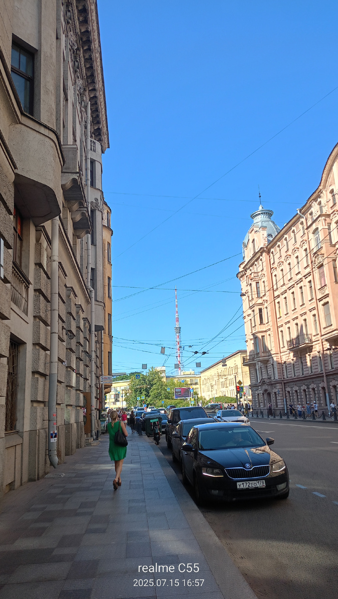 Вот по этой улице прямо к реке и выйдите. К Петропавловскому мосту