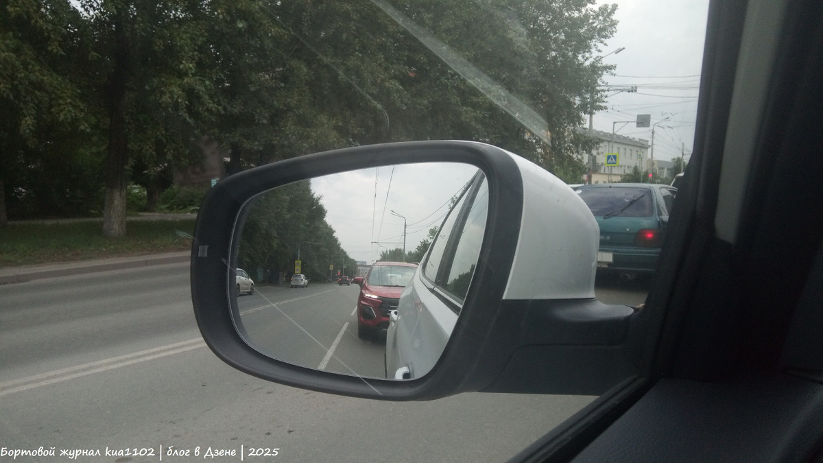 В боковом зеркале моего китайского автомобиля ещё один китайский автомобиль бренда JAC, который за три года предствленности на рынке так и не смог набрать сопостовимый с брендами Chery, Haval, Geely объем продаж. Автор фотографии kua1102