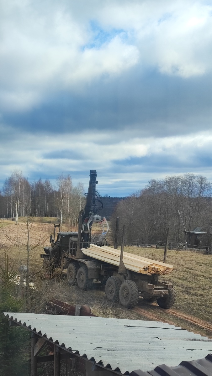 Ещё весной завезли пиломатериалы