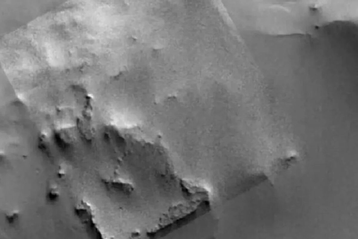 Фотография прямоугольного образования на марсианской поверхности, зафиксированная аппаратом Mars Orbiter.