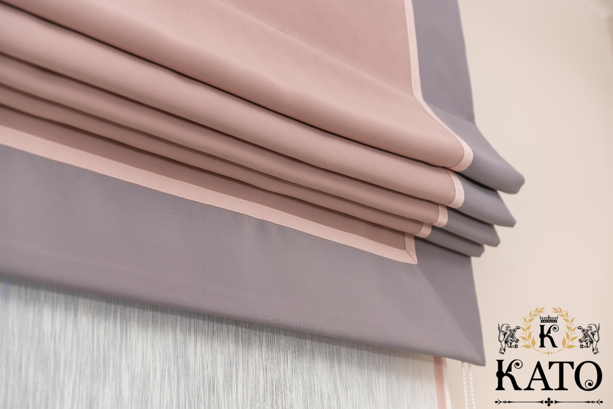 Теплая спальня с мягкими римскими шторами и легким тюлем