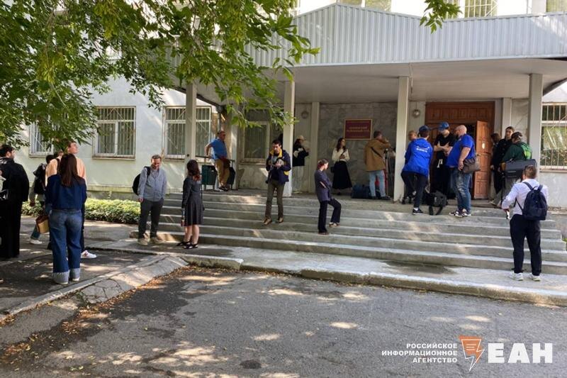    ЕАН. Журналистов оставили ждать на улице