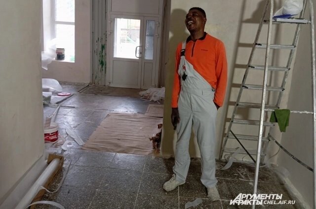    Лукомбо научился всем работам на стройке. Фото: АиФ-Челябинск/ Надежда Уварова