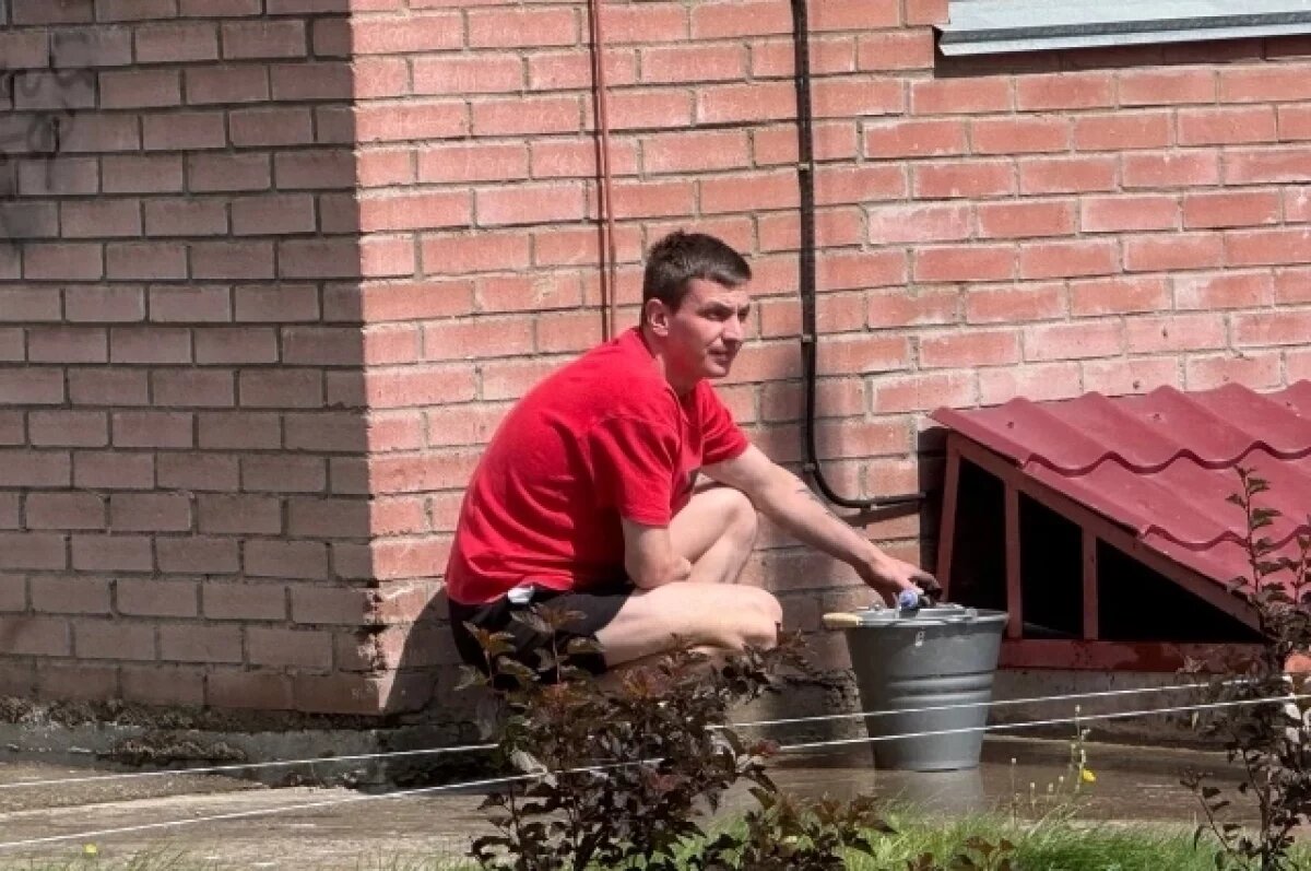    Тысяча жителей дома на Судостроительной второй день живут без воды