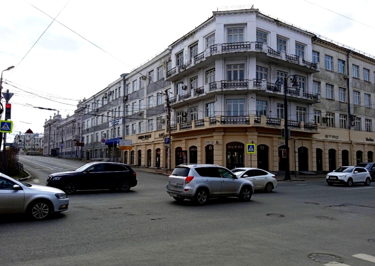 Куйбышева, 133 / Льва Толстого, 23. Здание Университета связи занимает половину квартала вдоль улицы Льва Толстого, а вторая половина занята зданием бывшей Губернской земской управы. Фото из открытых источников в интернете