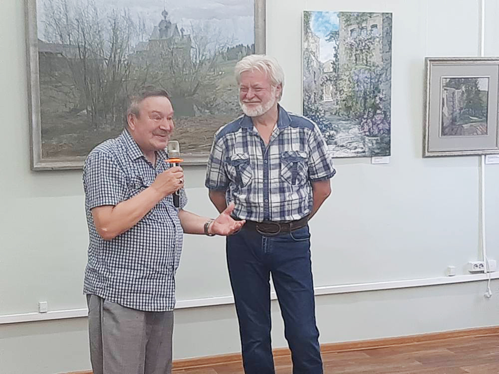 Художника Сергея Беляева (справа) с открытием выставки поздравили друзья и коллеги