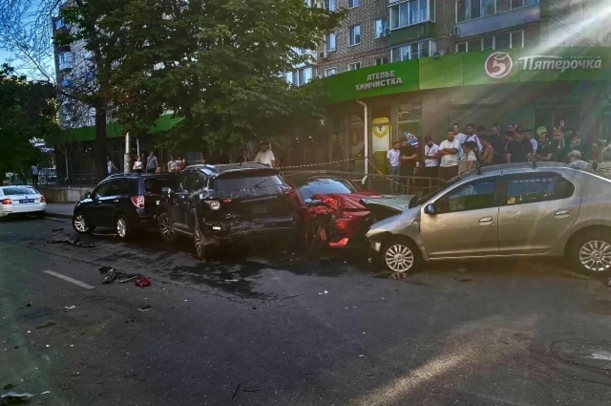    К месту трагедии саратовцы несут цветы и мягкие игрушки.