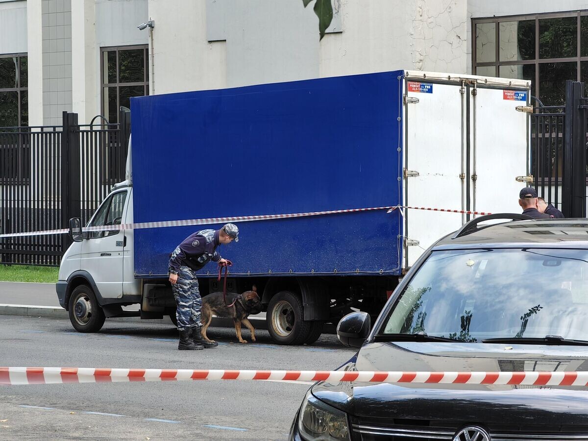    Оцепление на улице Правды в Москве, где обнаружен подозрительный автомобиль© АГН "Москва" / Василий Кузьмиченок