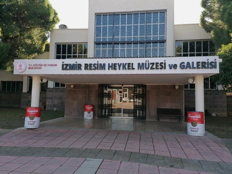 Вход в музей (на фото). Как правило, почти всю информацию на стендах и у экспонатов дублируют на английском языке. Фото: Яндекс / Яндекс Карты