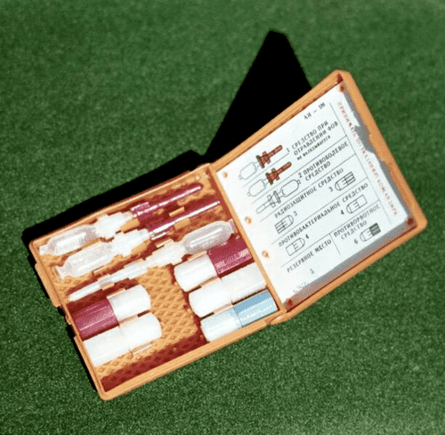 Похоже, что это аптечка АИ-1, какая была и у нас.