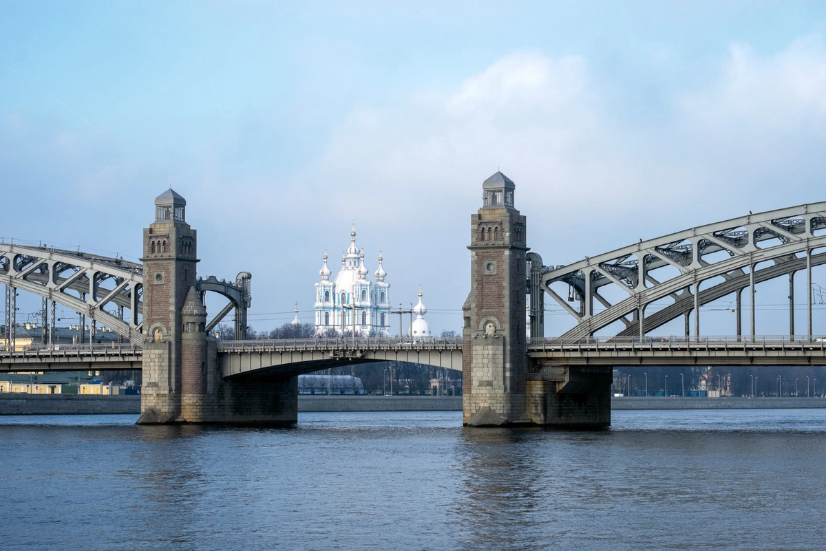 Большеохтинский мост Петра Великого и Смольный Воскресенский собор. Источник фото: elements.envato.com