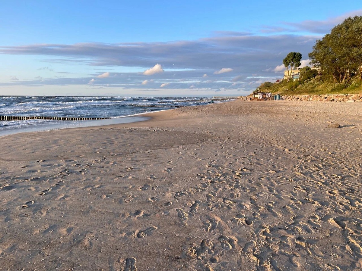 Многие туристы предпочитают Западный пляж: он широкий, и места здесь хватает всем. Фото: Victor Mazuroff / Яндекс Карты
