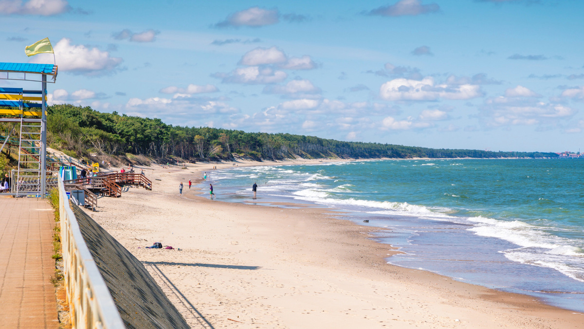Туристы приезжают узнать больше о самой западной и изолированной части страны, а если на дворе лето, то ещё и… искупаться в Балтийском море. Фото: Shutterstock