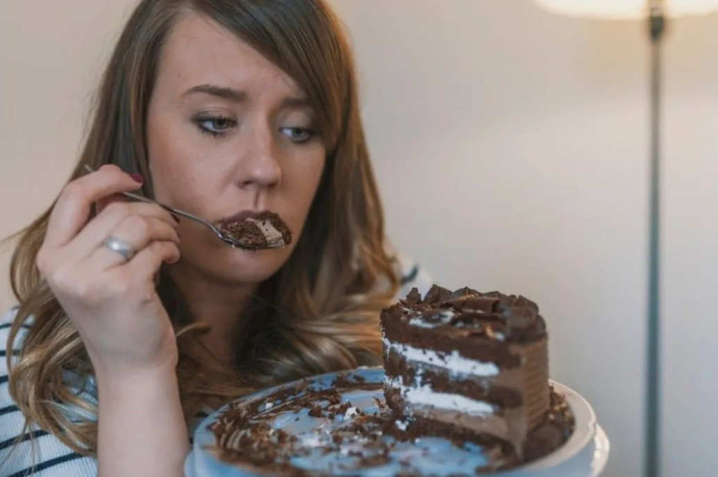 Наслаждение вкусом? Или мысли вообще не на торте, а где-то далеко-далеко от тарелки?