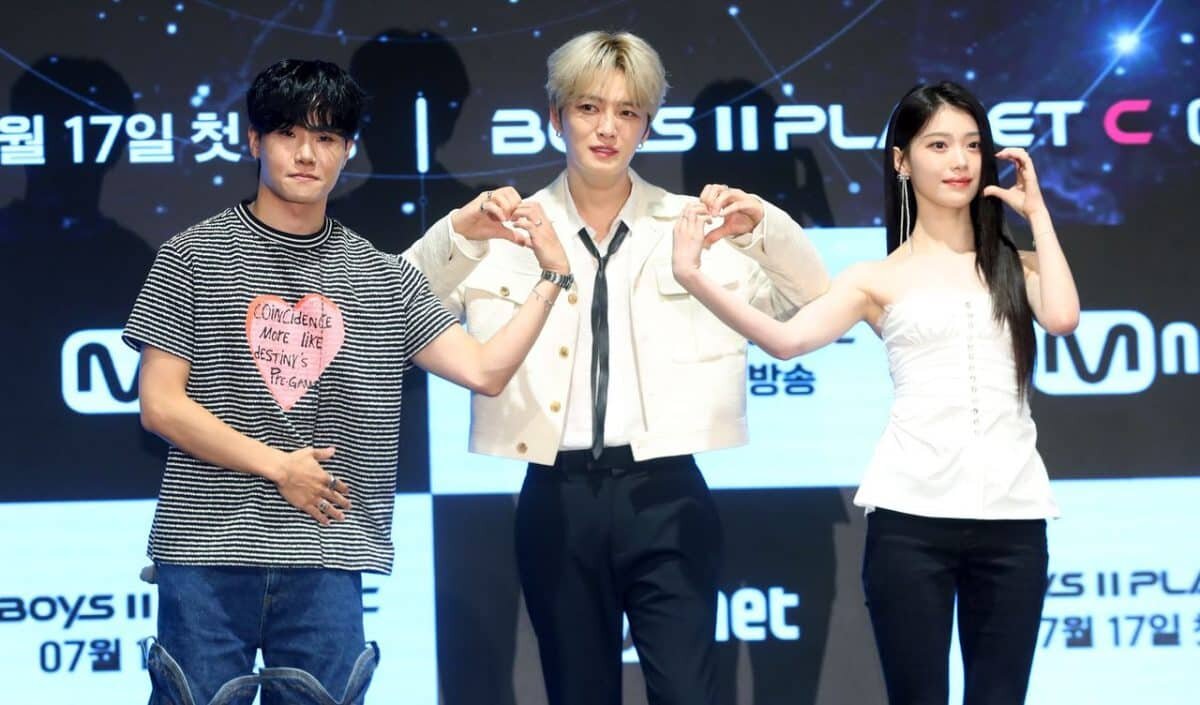    Тренеры шоу «Boys II Planet» (слева направо) Jrick, Ким Джэджун и Сяотин позируют для фотографии во время пресс-конференции, прошедшей в Сеуле в среду. (NewsIs)
