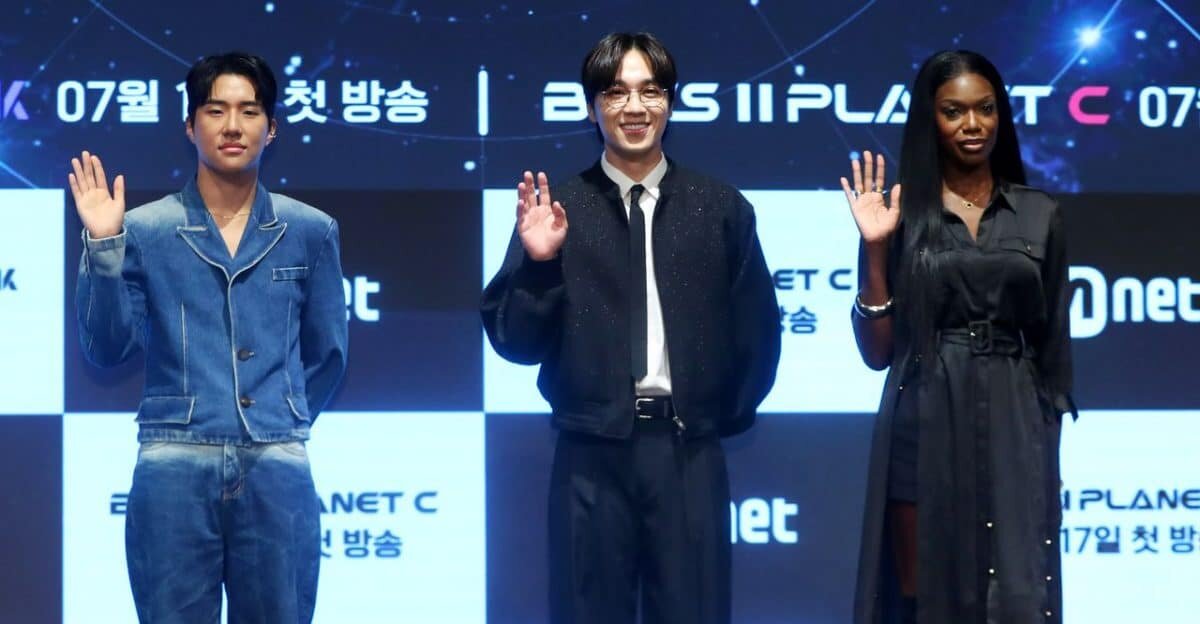    Тренеры шоу «Boys II Planet» (слева направо) Kinky, Ли Сок Хун и Kany позируют для фотографии во время пресс-конференции, прошедшей в Сеуле в среду. (Newsis)