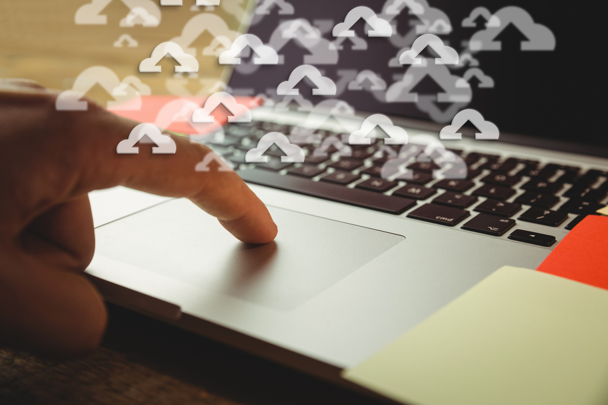 Источник изображения: <a href="https://ru.freepik.com/free-photo/close-up-laptop-with-upload-icons_902753.htm