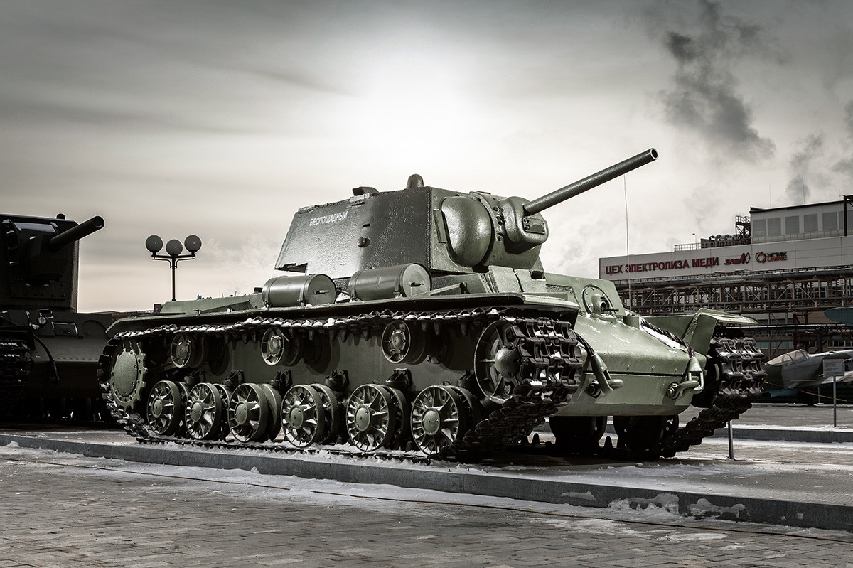 Советский тяжёлый танк КВ собственной персоной. Фотография в свободном доступе.