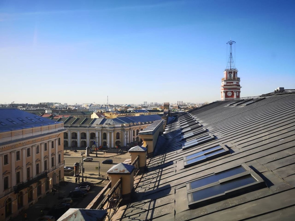 Власти России планируют к осени пересмотреть параметры туристического налога, введенного в 2025 году, из-за обеспокоенности представителей отрасли. Отельеры настаивают на снижении ставок, особенно для недорогих гостиниц, и ограничении максимальной планки налога до 2% вместо запланированных 5% к 2029 году.

Введение налога вызвало неоднозначную реакцию: некоторые отельеры отмечают спокойное отношение туристов к доплатам, другие опасаются снижения привлекательности отдыха из-за удорожания. На фоне растущих расходов на обслуживание гостиниц и зарплаты, стоимость проживания растет, а туристы становятся более чувствительными к ценам.

Регионы, как Санкт-Петербург, уже опробовали механизм курортного сбора, направив собранные средства на развитие туристической инфраструктуры. Однако, необходима гибкость в применении налога, учитывая различия в туристическом потоке и местных условиях в разных регионах. Сбор мнений регионов является важным шагом для тонкой настройки налога.

Отмена налога маловероятна, но прозрачность его использования может повысить лояльность туристов, если они будут видеть, что средства идут на благоустройство и развитие туристической инфраструктуры.

Ключевым аргументом отельеров является необходимость поддержания конкурентоспособности российских курортов на фоне зарубежных направлений. 

В условиях, когда туристический рынок восстанавливается после пандемии, дополнительное налоговое бремя может негативно сказаться на спросе, особенно в сегменте бюджетного отдыха. Предлагаемое снижение ставки и ограничение максимальной планки налога позволит смягчить удар по кошелькам туристов и избежать оттока отдыхающих в более доступные страны.

#туризм #туристическийналог #гостиничныйбизнес #отели 