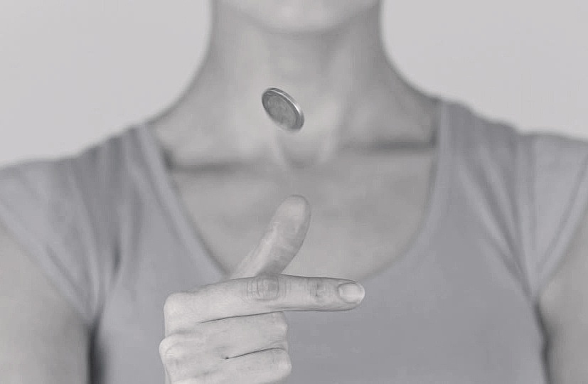 Киньте монету за правое плечо❗на притяжение денег и удачу в делах.