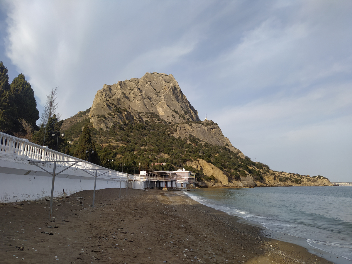 Вид на гору Сокол с центрального пляжа Нового Света