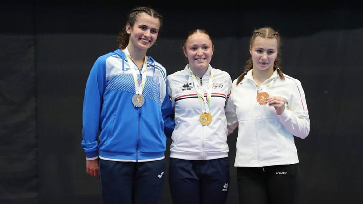    Александра Лямина (справа) с бронзовой медалью этапа Кубка мира в Португалии.Федерация гимнастики России