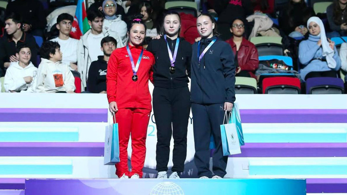    Александра Лямина (в центре).Федерация гимнастики России