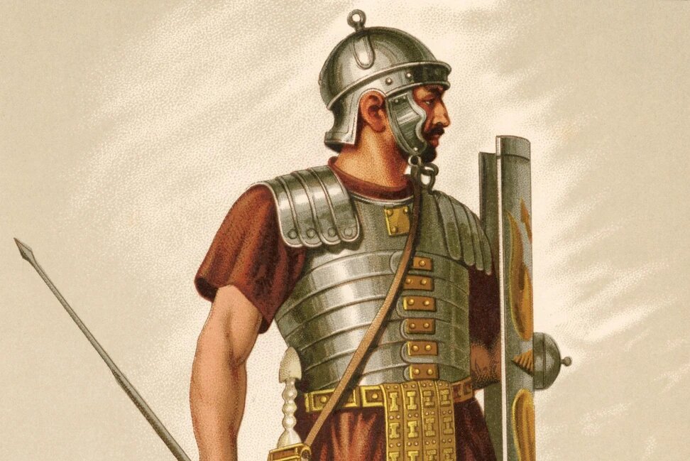 На иллюстрации изображён римский солдат в полном военном облачении — со шлемом, доспехами, сандалиями, копьём и щитом — отражающем стандартное снаряжение дисциплинированных легионов Рима в период их наивысшей мощи. (Фото: Getty Images)
