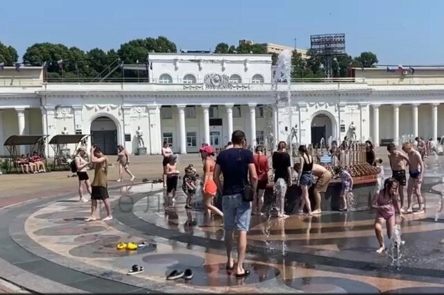    Фото: Telegram канал Интересный Хабаровск/ Хабаровск, лето, купание в пешеходном фонтане