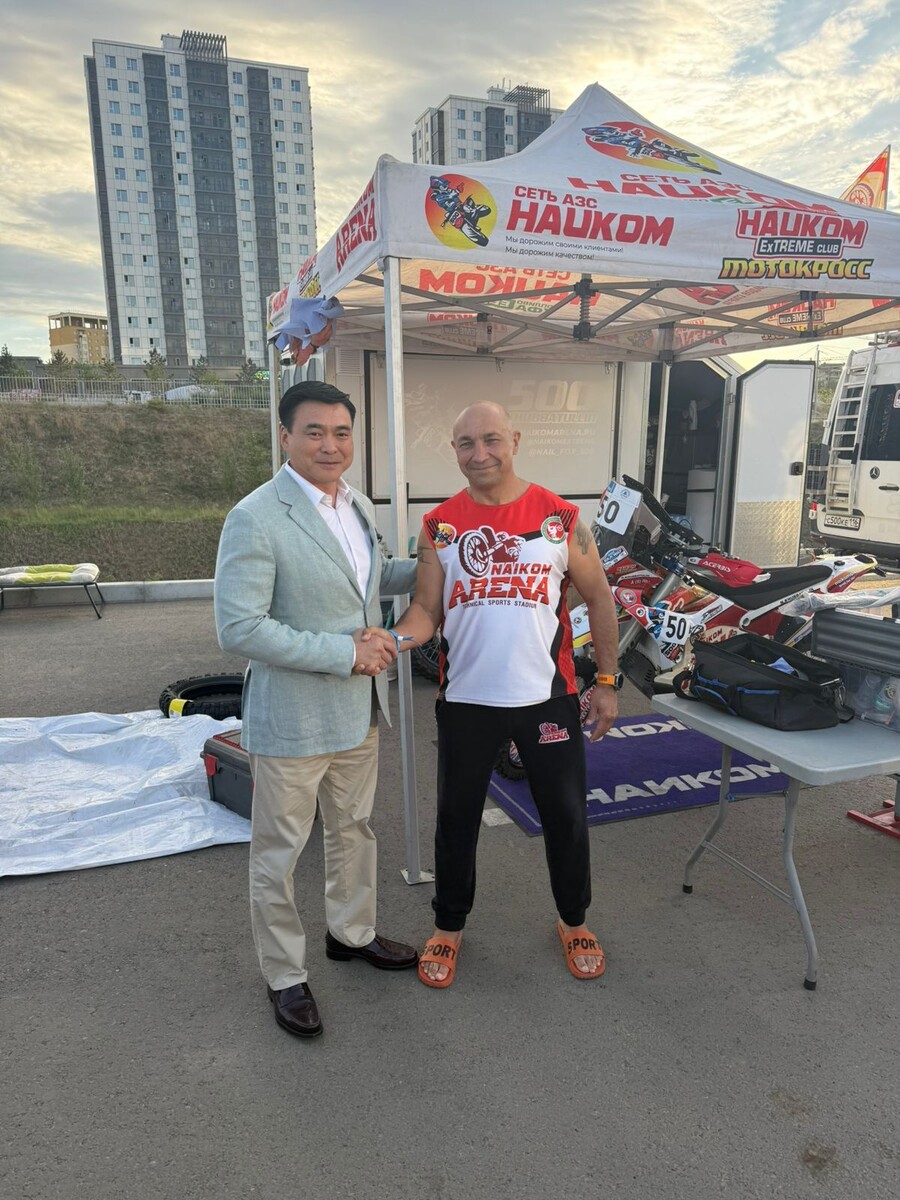    На бивуаке с премьер-министром Монголии Гомбожавыном Занданшатаром