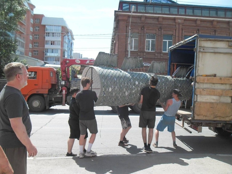    В спектакле задействуют масштабные декорации. Фото: предоставлено театром «Пластилиновый дождь»