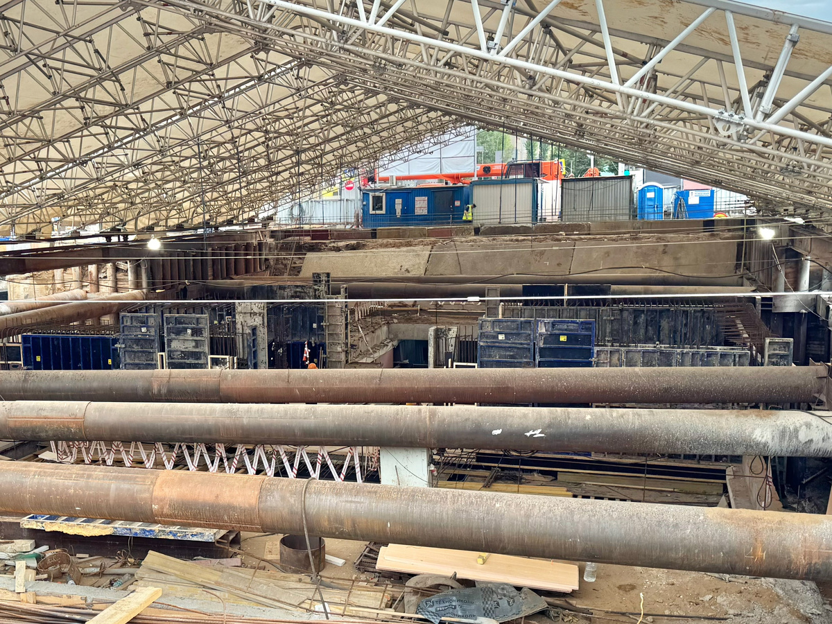 📷 1.1: Строительство пересадки на одноименную станцию Калужско-Рижской линии. Выставлена опалубка стен будущего коридора.