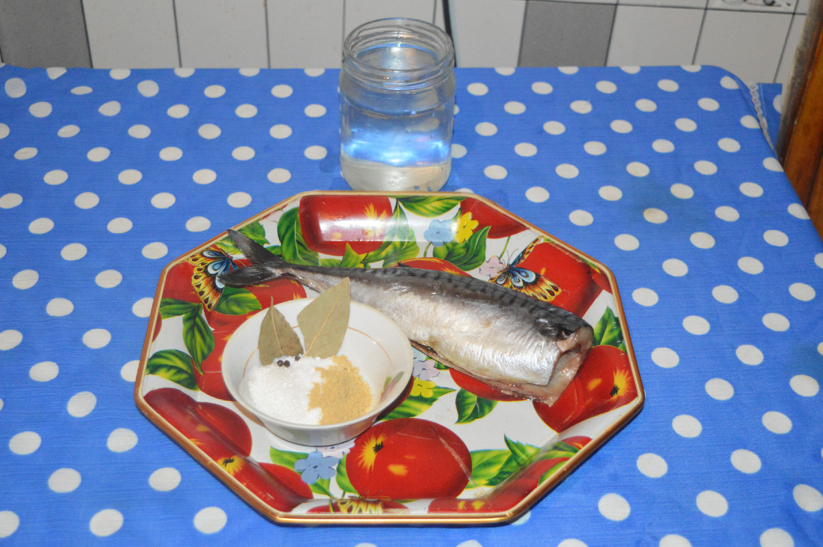 Засоленная скумбрия.. Шаг 1. Фото: канал Три рецепта.