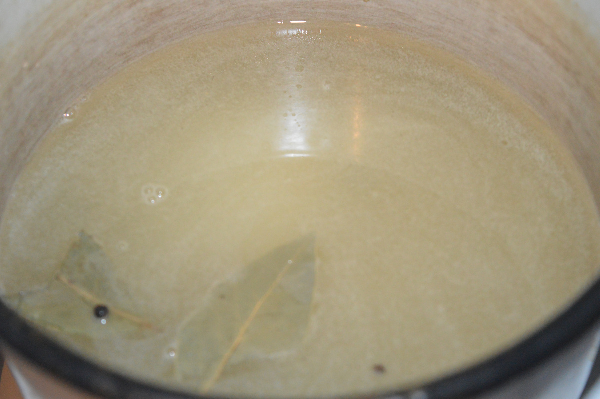 Засоленная скумбрия. Шаг 2. Фото: канал Три рецепта.