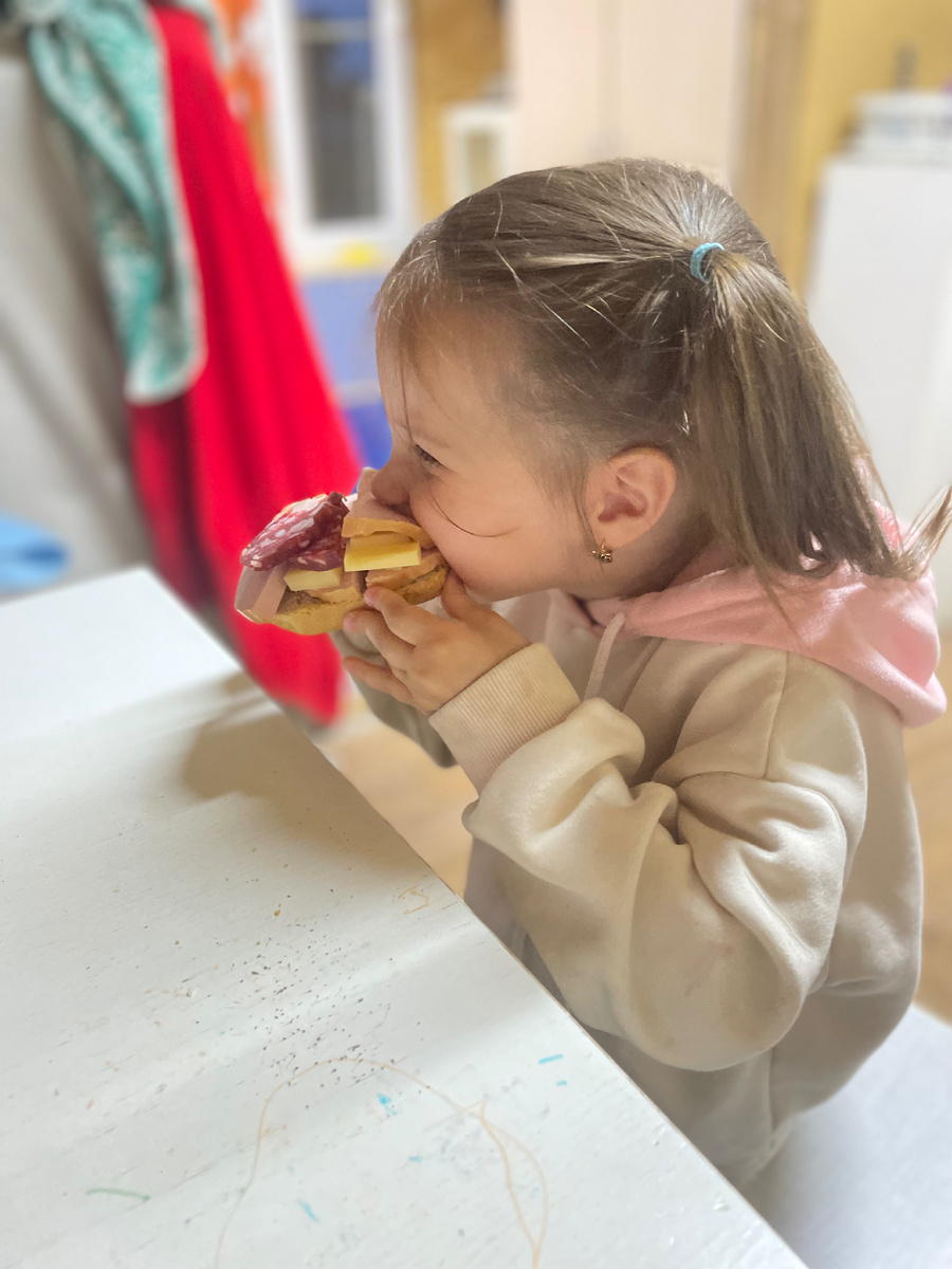 Голодающая младшенькая)