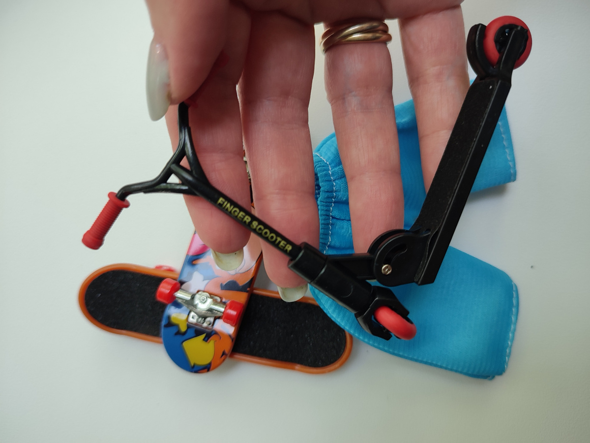 Самокатики и шортики для пальцев тоже есть в наборе