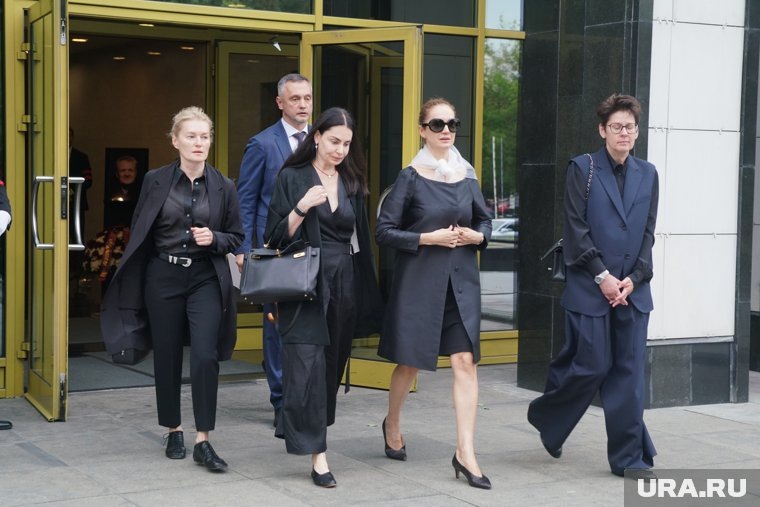 Попрощаться с режиссером приехала его вторая супруга Виктория Исакова (вторя справа), с которой он был в браке более 20 лет. Фото: Вячеслав Немышев © URA.RU