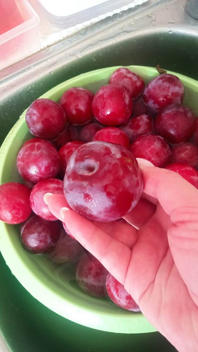 сливы берем мясистые,но не переспевшие.