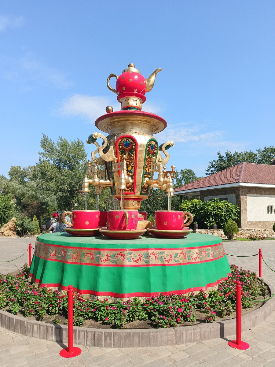 Вот такой самовар встречает гостей на входе