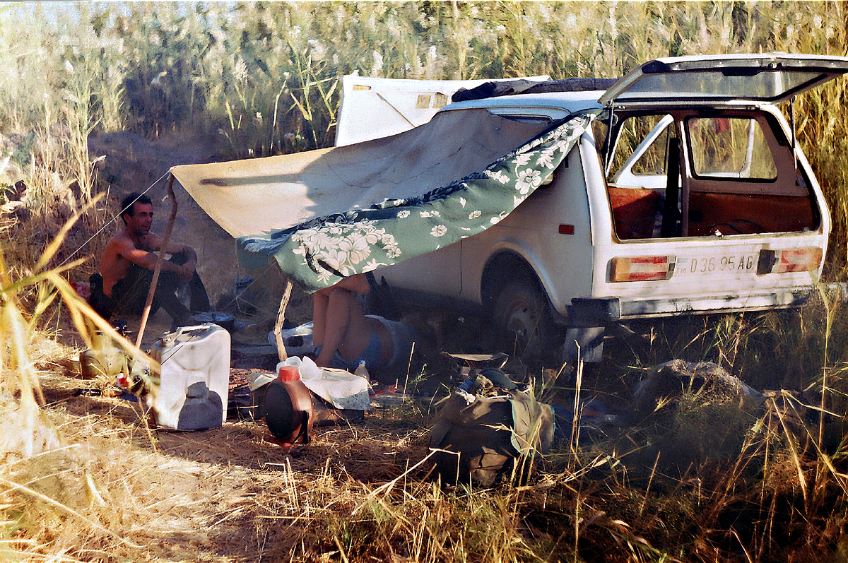 Степан в сторонке сидит, Виктор спит, я снимаю.