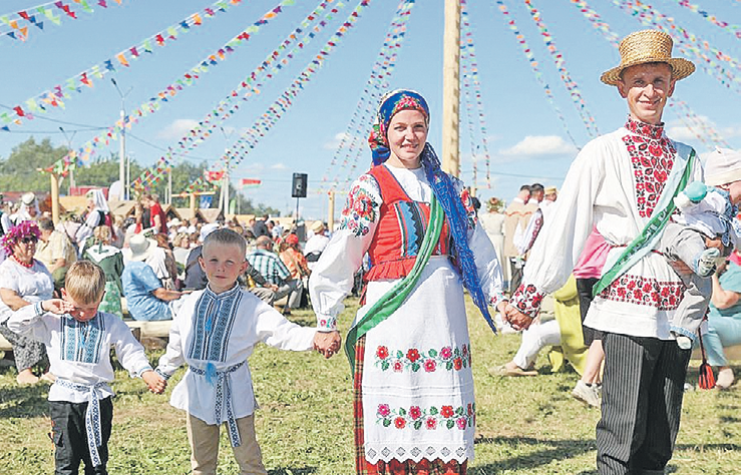 Безусловно - это семейный праздник. И пьют тут освежающие напитки. В этом году распродали десять тысяч литров кваса. Фото: Егор ЕРМАЛИЦКИЙ/ИД «Беларусь сегодня»