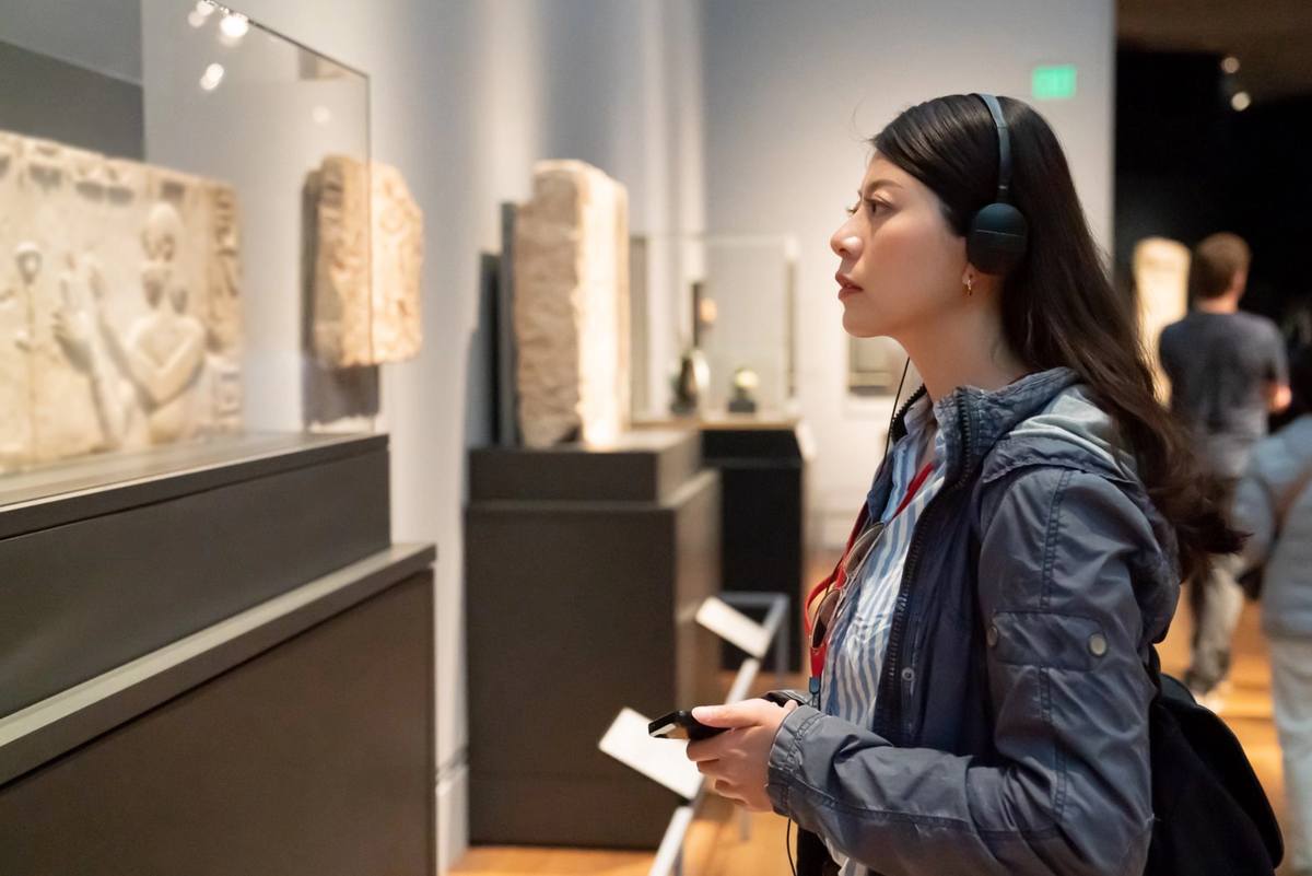 Для знакомства с экспозициями музея рекомендуем взять аудиогида Источник фото: elements.envato.com