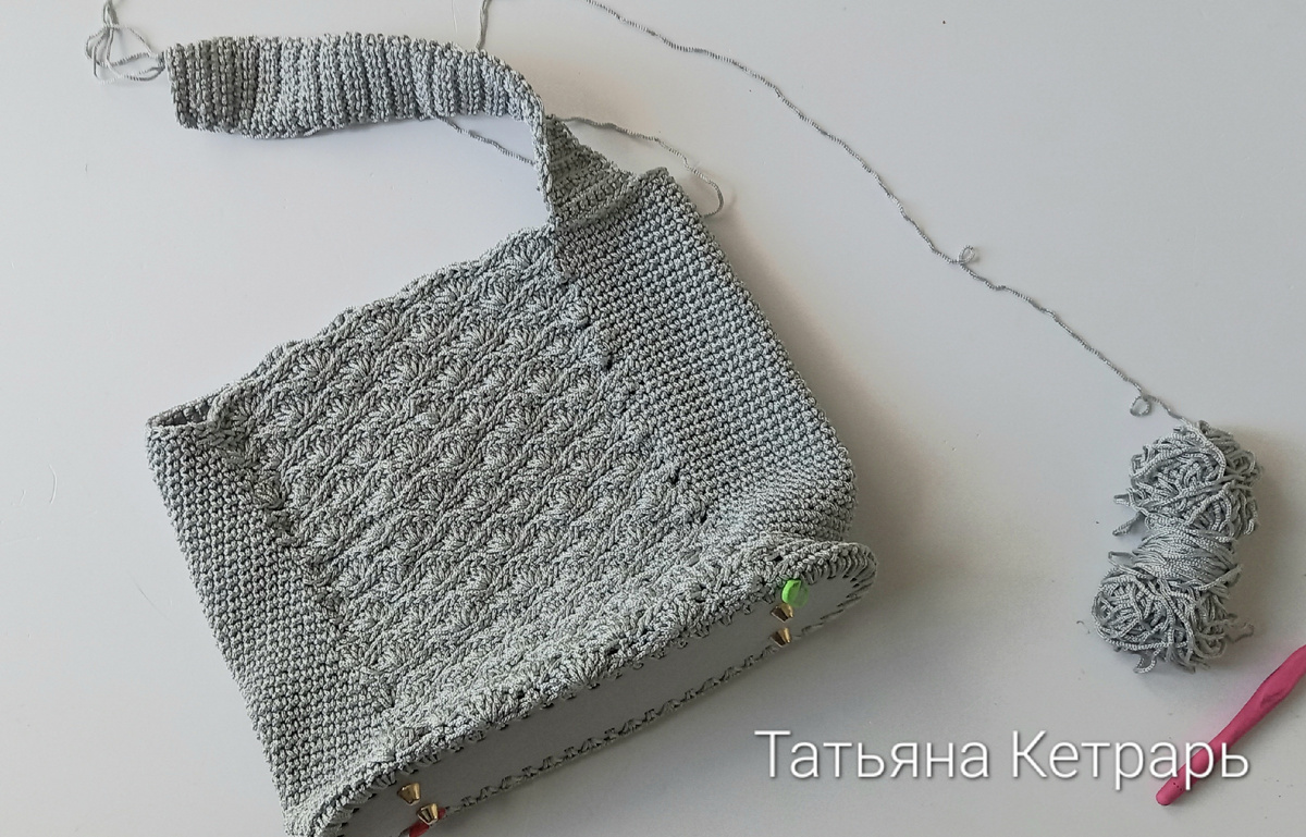 Почти законченная сумка крючком.