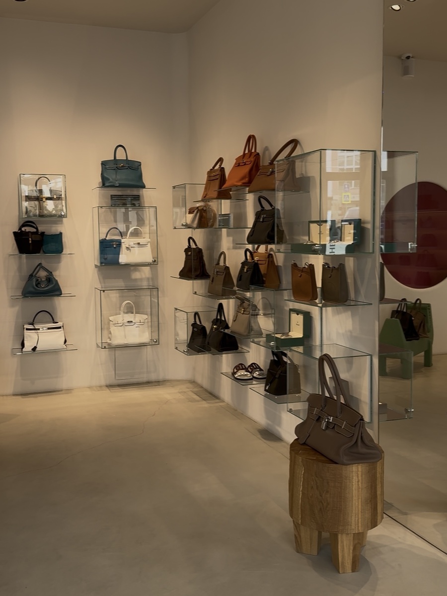 интерьер ресейл магазина The Cultt