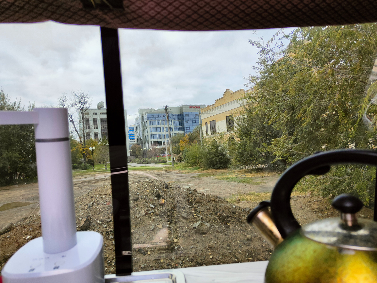 Вот так сурово с нашего, грязевого пятака на нас смотрел офис Лукойла.