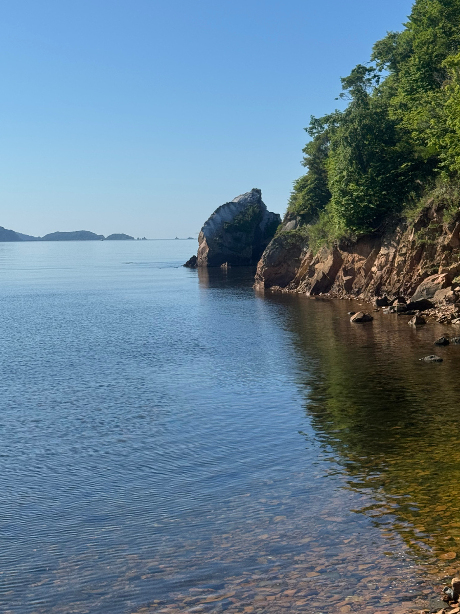 Мне 38 лет, сам я Сибири и всю жизнь там прожил. Я всегда мечтала о море, побывать хотя бы раз, и три года назад судьба мне улыбнулась мне удалось попасть в приморье по работе на весь сезон летний. Всё побережье приморье разделены на бухты заливы и самая любимая бухта Руднева. Там всегда прозрачная вода и видно дно 3– 4 м.