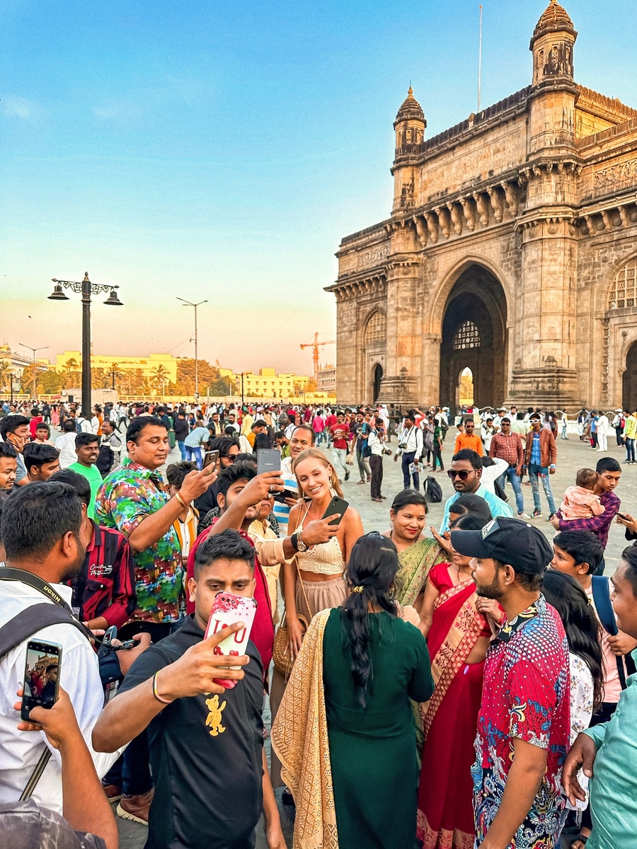 Когда мы в первый раз приехали в Индию, нас удивил тот факт, что мы очень интересны местным жителям: они улыбались нам, жали руки и очень хотели с нами сфотографироваться! Дело в том, что индийцы верят, что белые люди приносят счастье и удачу. И поэтому хотят к ним прикоснуться и сфотографироваться на память об этом чудесном моменте 📸